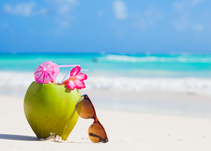 Spiaggia con noce di cocco e occhiali da sole Spiaggia con noce di cocco e occhiali da sole